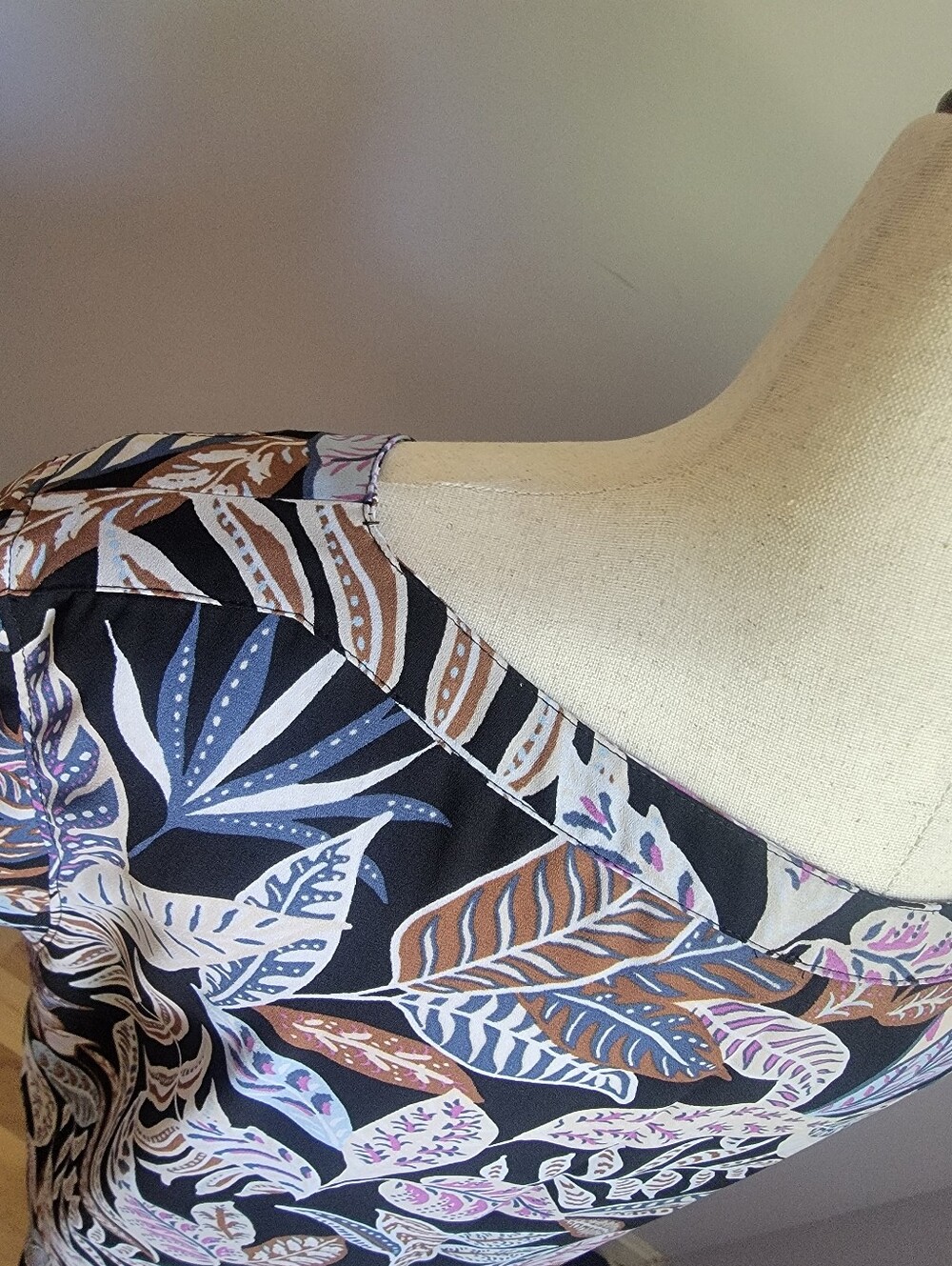 Ann Taylor Factory Women's Black Botanical Print Cap-Sleeve Top Size Medium - Picture 6 of 8